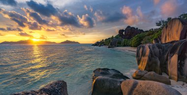 Günbatımında tropikal sahil anse kaynağı d 'argent on la digue, Seyşeller