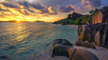 Günbatımında tropikal sahil anse kaynağı d 'argent on la digue, Seyşeller