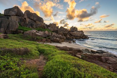 Gündoğumu tropikal kayalık sahil şeridinde Anse songe on la digue on the Seychelles