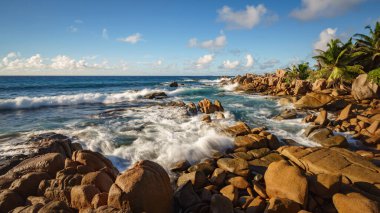 Gündoğumu tropikal kayalık sahil şeridinde Anse songe on la digue on the Seychelles