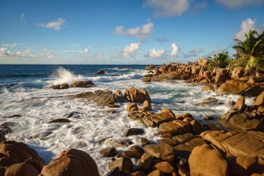 Gündoğumu tropikal kayalık sahil şeridinde Anse songe on la digue on the Seychelles