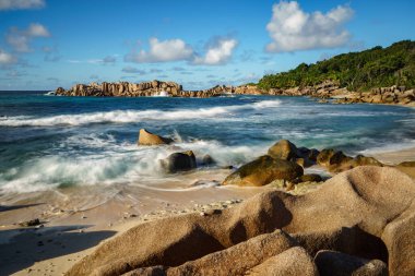 Seyşeller 'deki La Digue' de güzel bir tropikal plajda granit kayalar.