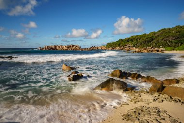 Seyşeller 'deki La Digue' de güzel bir tropikal plajda granit kayalar.