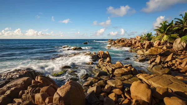Gündoğumu tropikal kayalık sahil şeridinde Anse songe on la digue on the Seychelles