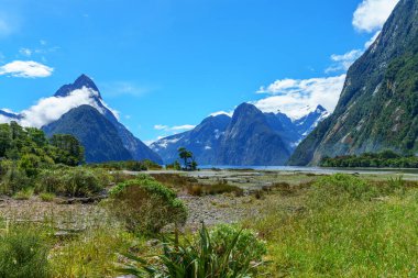 Yeni Zelanda 'daki Fiordland Ulusal Parkı' nda ünlü Milford Sound