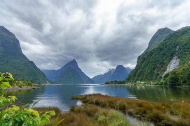 Yeni Zelanda 'nın güneyindeki fiyort milli parkında doğal harikalar diyarına doğru yükselen zirveler.