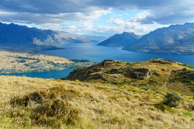 Yeni Zelanda 'nın Queenstown kentinde Waktipu Gölü' nün üzerindeki Queenstown Hill geçidinde yürüyüş.