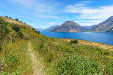 Yeni Zelanda, Queenstown 'daki Wakatipu Gölü manzaralı yürüyüş rotası