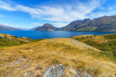 Yeni Zelanda, Queenstown 'daki Wakatipu Gölü manzaralı yürüyüş rotası