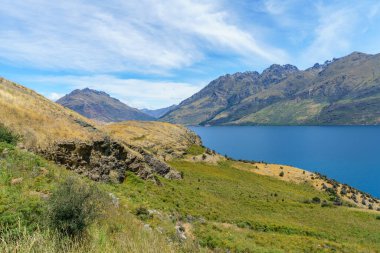 Yeni Zelanda, Queenstown 'daki Wakatipu Gölü manzaralı yürüyüş rotası