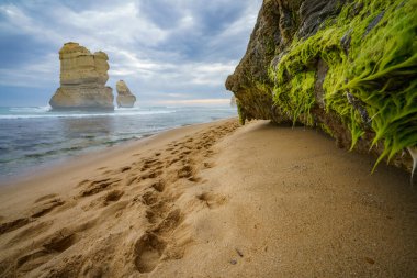 Günbatımında ünlü Gibson adımları, 12 havari, Victoria, Avustralya 'da büyük okyanus yolu.