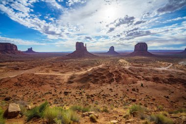 Amerika 'daki anıt vadisinde manzaralı bir gezinti.