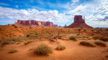 Amerika 'daki anıt vadisinde manzaralı bir gezinti.