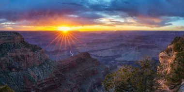 Arizona 'daki Büyük Kanyon' un güney kıyısındaki kavşakta gün batımı.