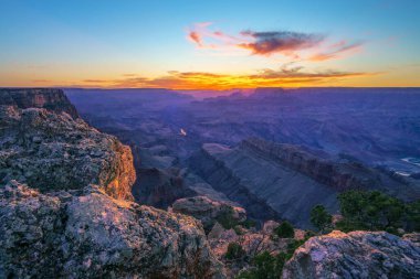 Arizona 'daki Büyük Kanyon' un güney ucunda günbatımı.