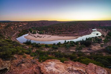 Murchison nehrinin at nalı kıvrımlı doğanın penceresinin yanındaki Kalbarri Ulusal Parkı, Batı Avustralya gün doğumunda
