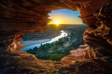 Batı Avustralya 'daki Kalbarri Ulusal Parkı' nda güneş doğuyor.