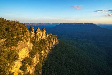 Üç kız kardeşin gün batımında gözcülük, Blue Mountain Ulusal Parkı, Avustralya