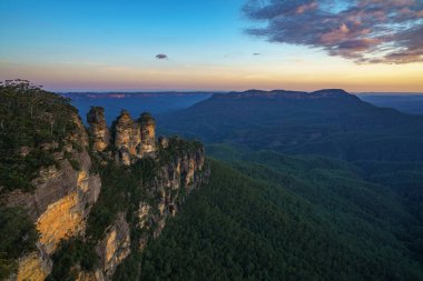 Üç kız kardeşin gün batımında gözcülük, Blue Mountain Ulusal Parkı, Avustralya