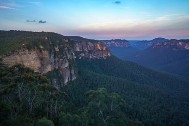 Govetts 'de gün batımı gözcülük, Blue Mountain Ulusal Parkı, New South Wales, Avustralya