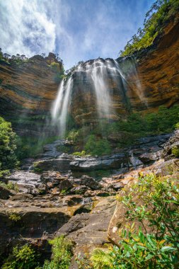 Mavi dağların ulusal parkında güzel şelaleler. Wenthworth Şelalesi, Yeni Güney Galler, Avustralya