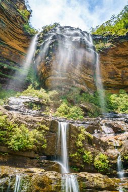 Mavi dağların ulusal parkında güzel şelaleler. Wenthworth Şelalesi, Yeni Güney Galler, Avustralya