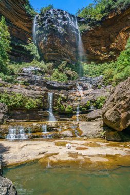 Mavi dağların ulusal parkında güzel şelaleler. Wenthworth Şelalesi, Yeni Güney Galler, Avustralya