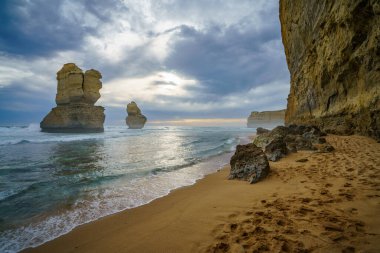 Günbatımında ünlü Gibson adımları, 12 havari, Victoria, Avustralya 'da büyük okyanus yolu.