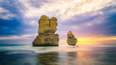 Günbatımında ünlü Gibson adımları, 12 havari, Victoria, Avustralya 'da büyük okyanus yolu.