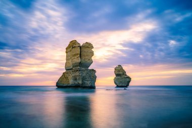 Günbatımında ünlü Gibson adımları, 12 havari, Victoria, Avustralya 'da büyük okyanus yolu.