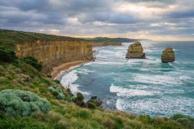 Gündoğumunda ünlü Gibson basamakları, 12 havari, Victoria, Avustralya 'da büyük okyanus yolu