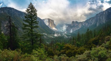 Kaliforniya 'daki Yosemite Ulusal Parkı' nda tünel manzaralı gökkuşağı.