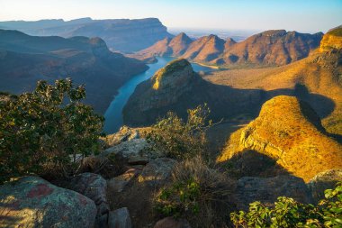 Güney Afrika 'da gün batımında üç Rondavel ve Blyde River Canyon manzarası