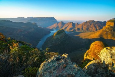 Güney Afrika 'da gün batımında üç Rondavel ve Blyde River Canyon manzarası
