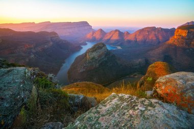 Güney Afrika 'da gün batımında üç Rondavel ve Blyde River Canyon manzarası