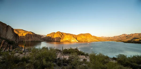 Canyon Lake in Arizona in the early evening during the spring Лицензионные Стоковые Фото