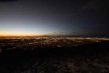 Phoenix Arizona 'nın şehir ışıkları gün batımından hemen sonra