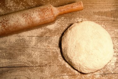 ev yapımı kek. Taze hamur hamur işi, dökülmüş un, mutfak oklava doğrama tahtası için