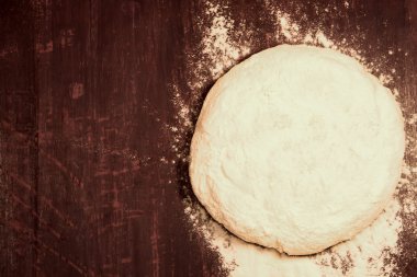taze hamur ahşap arka plan üzerinde pişirme için hazır