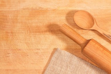 ev yapımı kek. Pin, kaşık, havlu doğrama tahtası üzerinde haddeleme mutfak