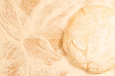 taze hamur ahşap arka plan üzerinde pişirme için hazır