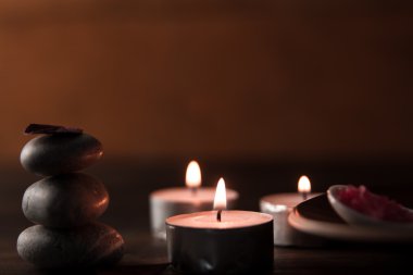 Ahşap aroma mum ile güzel Spa kompozisyon. Tedavi, Aromaterapi
