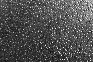 Metal zemine su damlaları