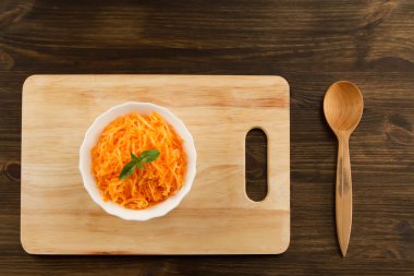 Ahşap üzerinde yeşil yaprakları ile taze havuç demet. Havuç salatası yemek. Sağlıklı vejetaryen yemek