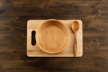 Tabak, kaşık, tahta ahşap arka plan üzerinde kesme. mutfak gereçleri