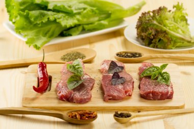 baharat ve otlar ile tahta kesme üzerinde taze çiğ domuz