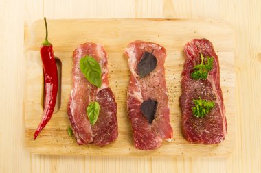 baharat ve otlar ile tahta kesme üzerinde taze çiğ domuz