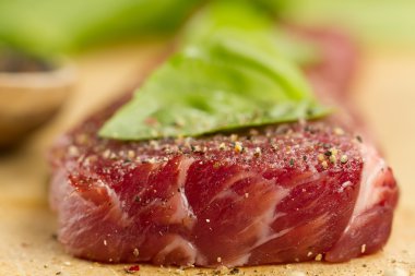 Baharat ile kesme tahtası üzerinde çiğ domuz eti
