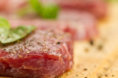 Baharat ile kesme tahtası üzerinde çiğ domuz eti
