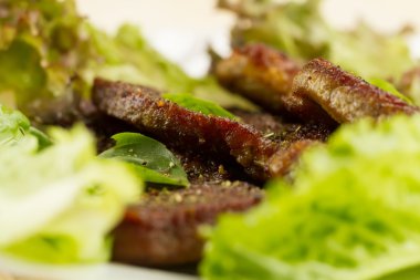 sebze ve otlar ile ahşap arka plan üzerinde beyaz tabakta domuz kızartma